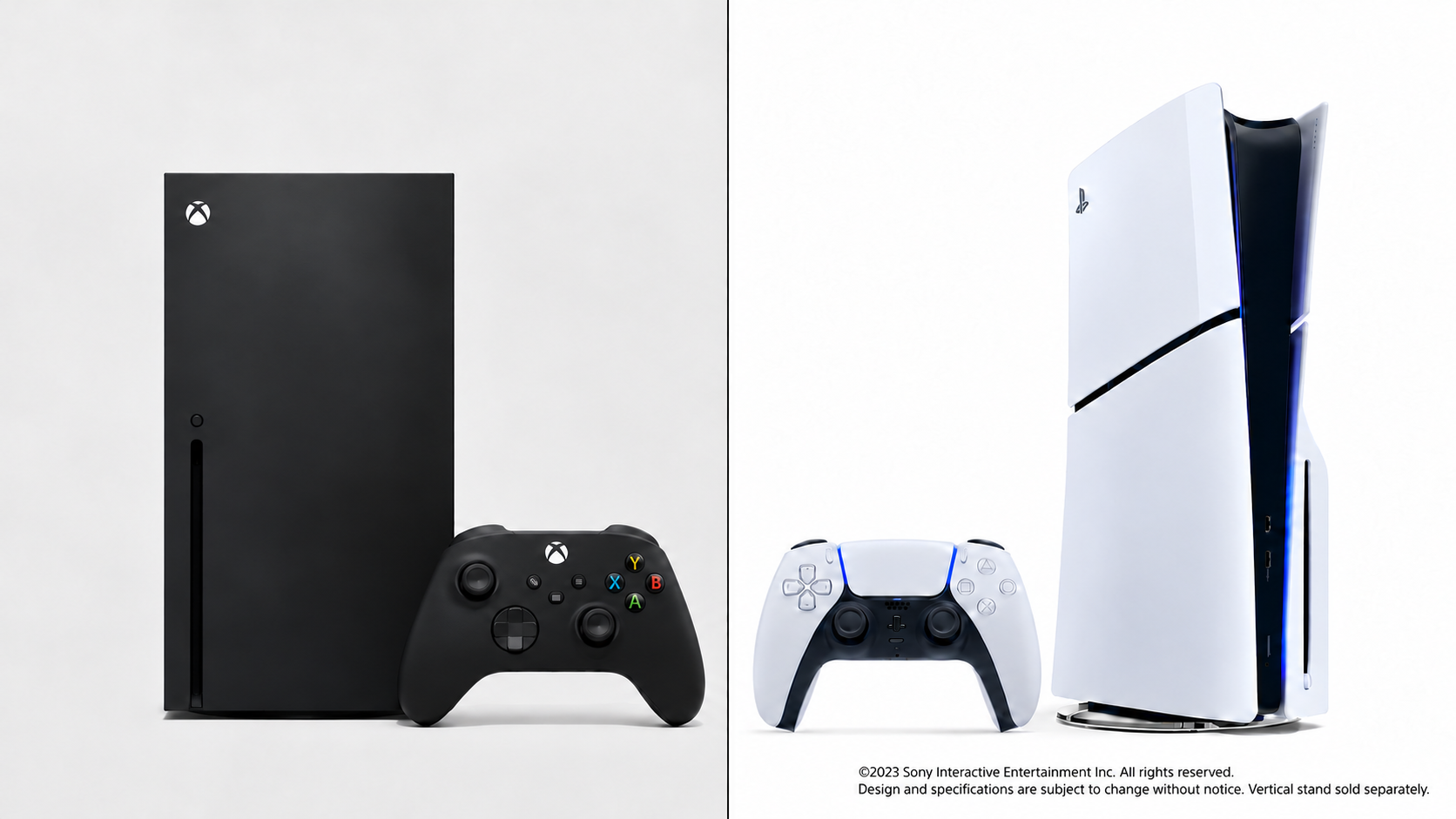 왼쪽 Xbox Series X와 검은색 컨트롤러, 오른쪽 PS5와 흰색 DualSense를 수직선으로 나란히 구분한 AI 편집 이미지
